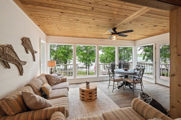 Second sitting area overlooking the lake 