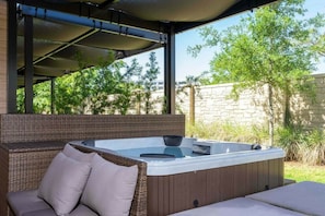 Outdoor spa tub
