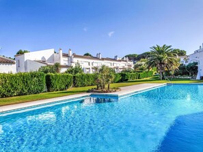 Swimming Pool, Estate, Resort, Garden, Mansion, Landscaping, Shade, Hacienda, Villa, Courtyard