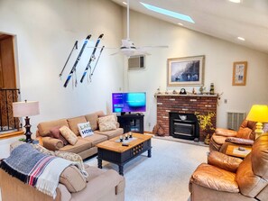 Living room - Pocono Mountains - Serhii Vacation Rentals