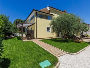 Pflanze, Gebäude, Eigentum, Himmel, Fenster, Haus, Baum, Gras, Vegetation, Grundstueck