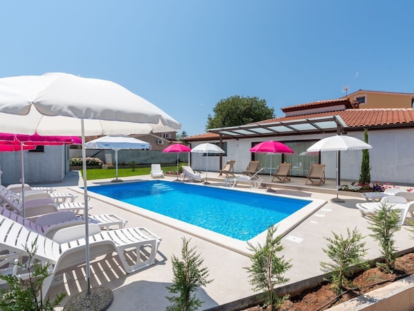 Water, Property, Swimming Pool, Building, Plant, Chair, Sky, Shade, Outdoor Furniture, Umbrella