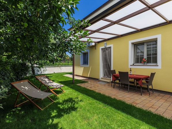 Plante, Propriété, Fenêtre, Bâtiment, Ombre, Architecture, Bois, Lot Terre, Arbre, Chaise