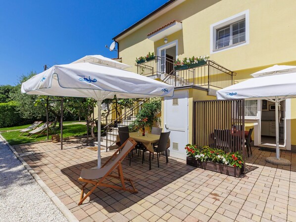 Plante, Propriété, Fenêtre, Bâtiment, Ciel, Pot De Fleur, Ombre, Mobilier De Jardin, Chaise, Zone Résidentielle