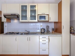 Cabinetry, Countertop, Spüle, Eigentum, Zapfhahn, Sinken, Gebäude, Herd, Küche, Holz