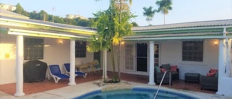 4 bedroom villa with private swimming pool with sunbeds, outdoor furniture & B&Q