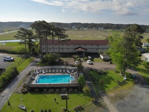 Refreshing Outdoor Pool and only 5 minutes to Assateague National Seashore!