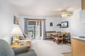 Relax and enjoy Flat Screen Cable TV and Free WiFi.