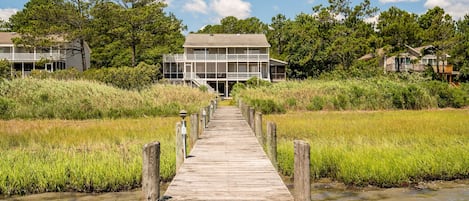 Welcome to The Happy Crab in ever-popular Piney Island!