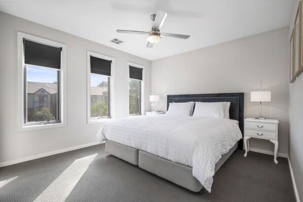 Main bedroom (king bed).