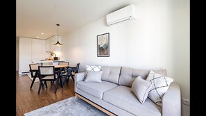 This living area counts with a table that can accommodate up to four people, so you can enjoy your homemade meals in the most comfortable way #lovely #airbnb