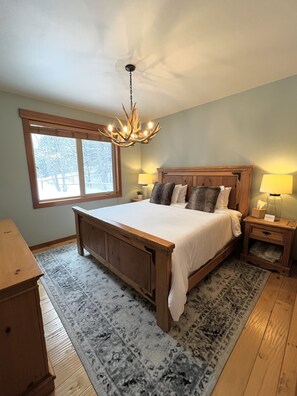 Main floor bedroom with King size bed and luxurious sheets!