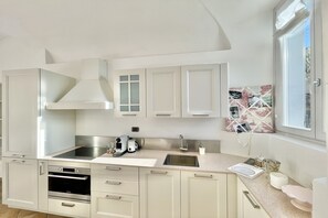 Open plan fully furnished kitchen