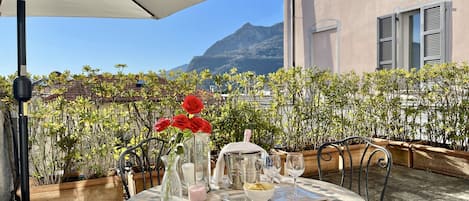 Espacio privado comedor exterior con mobiliario de jardín