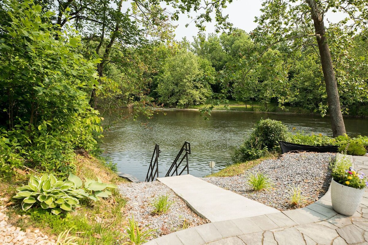 A majestic, water’s edge retreat on the banks of the Shenandoah River