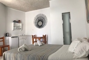 Beautiful Santorini Apartment |  1 Bedroom | Executive Apartment | Close to Amenities & Fantastic Sea View | Fira