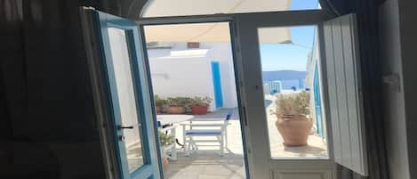 Beautiful Santorini Apartment |  1 Bedroom | Executive Apartment | Close to Amenities & Fantastic Sea View | Fira