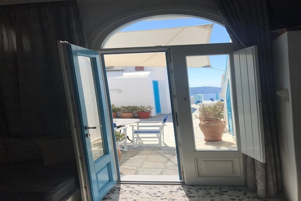 Beautiful Santorini Apartment |  1 Bedroom | Executive Apartment | Close to Amenities & Fantastic Sea View | Fira