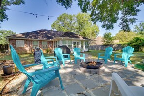 Fenced-In Backyard | Fire Pit | Gas Grill | 5 Mi to Beaches