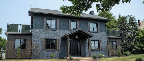 Front of home facing the street