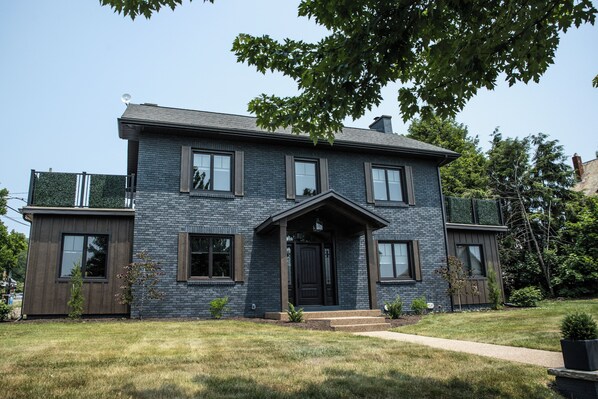 Front of home facing the street