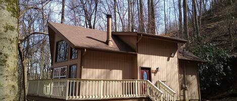 3 bedroom cabin only minutes from downtown Gatlinburg