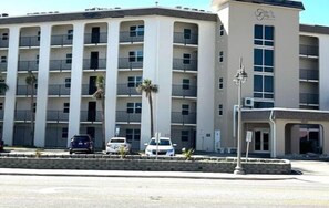 Everything for beach vacation is provided! On-site laundry on each floor. 