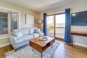 Living Room | Sleeper Sofa | 1st Floor | Smart TV | Fireplace