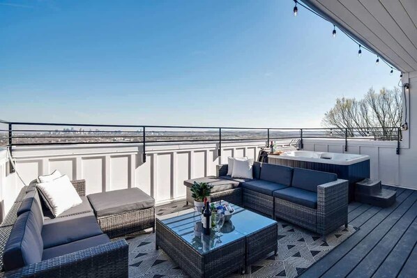 Spend your evenings lounging on the top level patio, with breathtaking views of the Nashville skyline and hot tub for your enjoyment.