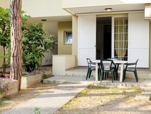 Plante, Propriété, Bâtiment, Fenêtre, Ombre, Surface De La Route, Architecture, Jaune, Porte, Table
