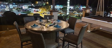 Firepit dinning table available, for romantic evening dinners.