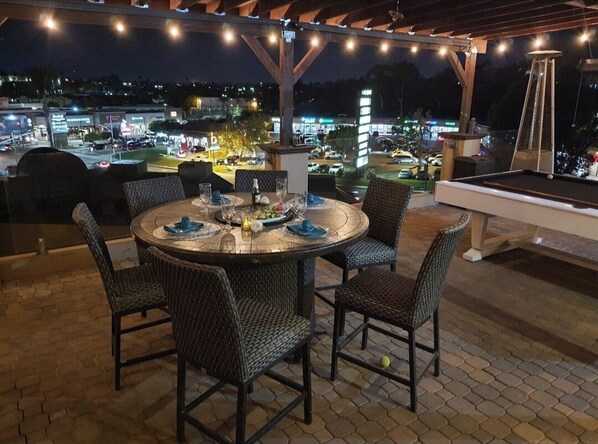 Firepit dinning table available, for romantic evening dinners.
