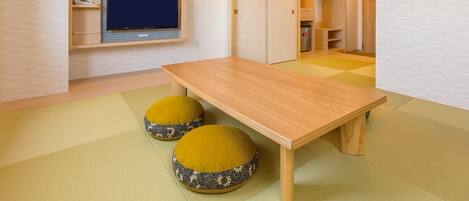 ・[Japanese-style room] Please stretch your legs and relax in the tatami room.