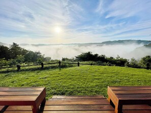 ・[Terrace] You can see the mountains of Kazusa Hills and the countryside of Kururi. If the conditions are right, you can see the sea of clouds.