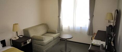 ・[Deluxe single room example] Spacious room with a sofa space