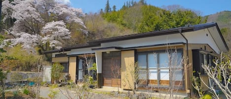 It is the appearance of the building. You can enjoy the change of nature throughout the seasons, such as cherry blossoms in full bloom along the mountain in spring.