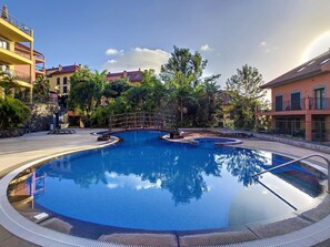 The complex boasts a shared pool, inviting residents to unwind and socialize amidst lush surroundings, creating a perfect blend of relaxation and camaraderie. #pool #complex #tropicalvibes