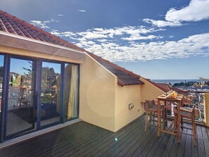 This top-floor apartment features a captivating terrace with unobstructed ocean views #terrace #topfloor #oceanview #harbor #bay #funchal