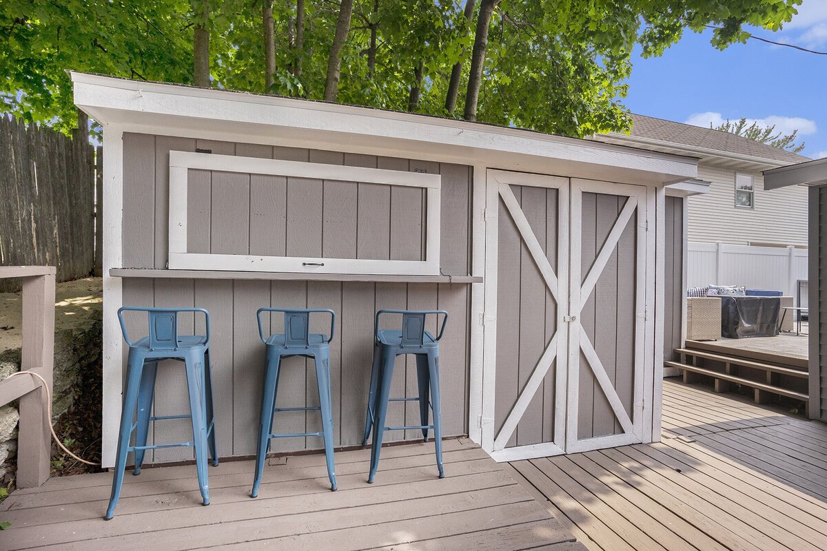 A backyard oasis a block from the beach! Hot Tub, Tiki Bar, Ping Pong!