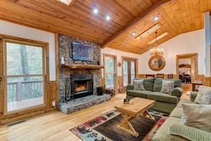 Single story cabin, hot tub, fireplace (wood provided), dog friendly, 3 masters