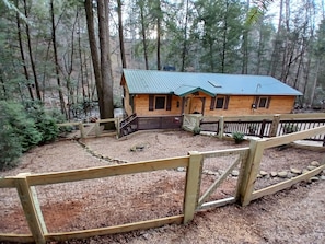 Single story cabin, fenced yard, 3 masters, fishing, dog friendly