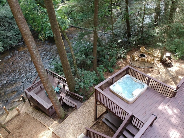 Single story cabin, hot tub, private dock, 3 masters, fishing, dog friendly