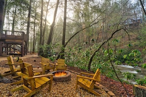 Single story cabin, fire pit, private dock, 3 masters, fishing, dog friendly