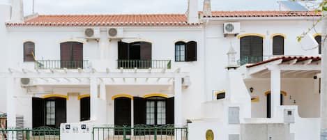 Beach house facade in Altura