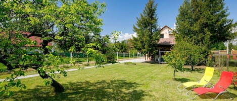 Himmel, Pflanze, Gebäude, Daytime, Eigentum, Baum, Urban Design, Nachbarschaft, Wohngebiet, Gehölz