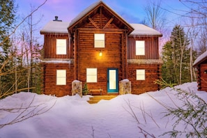 Chalet 76, beautifully frosted for your winter escape!