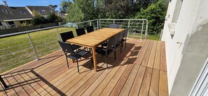 terrasse en bois avec salon de jardin 8 personnes 