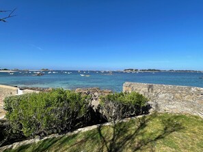 Espace de détente avec une vue extraordinaire. 
Plage de Rohanic à 10 mètres