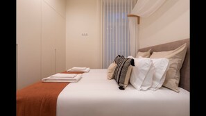 Modern bedroom with a high quality mattress for a restful sleep. Cozy linen included! #bedroom #comfort #airbnb