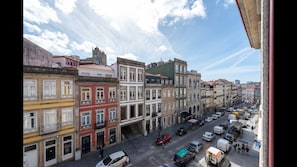 The apartment comes with a view of one of the most iconic streets in Porto "Rua Mouzinho da Silveira", right in the historical center and within walking distance of the main landmarks. #view #street #downtown